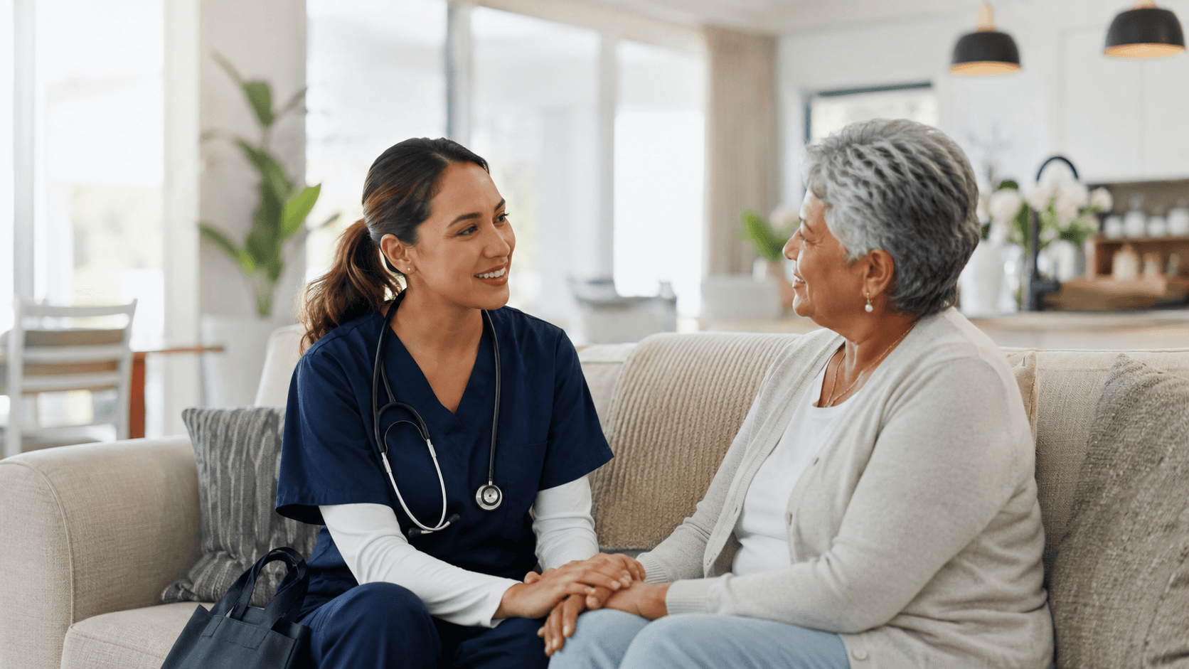 Infirmière en échange avec une patiente à domicile